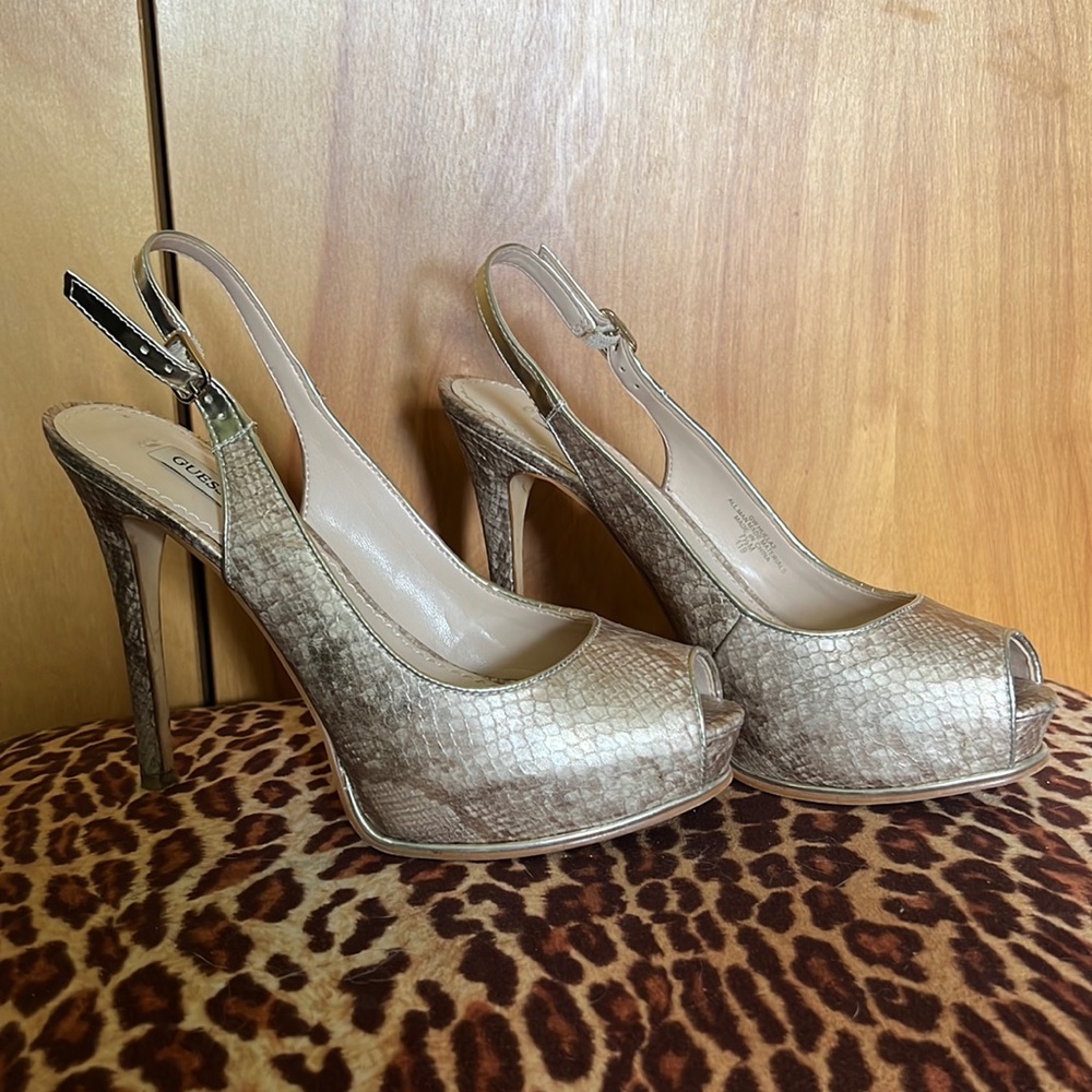 Guess pumps